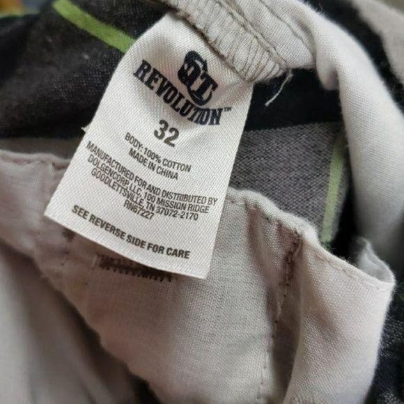 Revolution Men’s Black Gray Green 100% cotton‎ Plaid SZ 32 Shorts - Picture 6 of 6